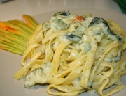 fettuccine con zucchine, fiori di zucca e robiola