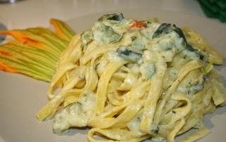 fettuccine con zucchine, fiori di zucca e robiola